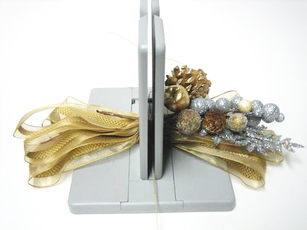 Thanksgiving Decor: Ribbon Wrapped Wreath with Bow make bows with wire edged ribbon