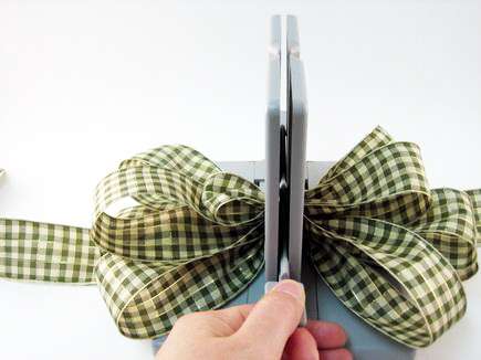 Scrunched Ribbon make a large DIY loopy bow with ribbons