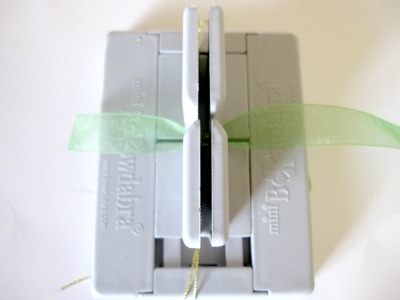 make a bow out of ribbon