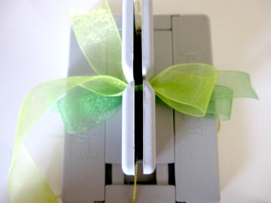 outdoor holiday bows