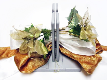 make a christmas wreath with ornaments and ribbon