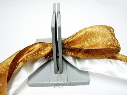 how to make a wreath with ribbon and ornaments