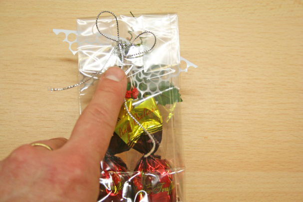 Handmade Christmas Gifts: Treat Bags with Punchinello Ribbon Bows how to make ribbon bows for gifts