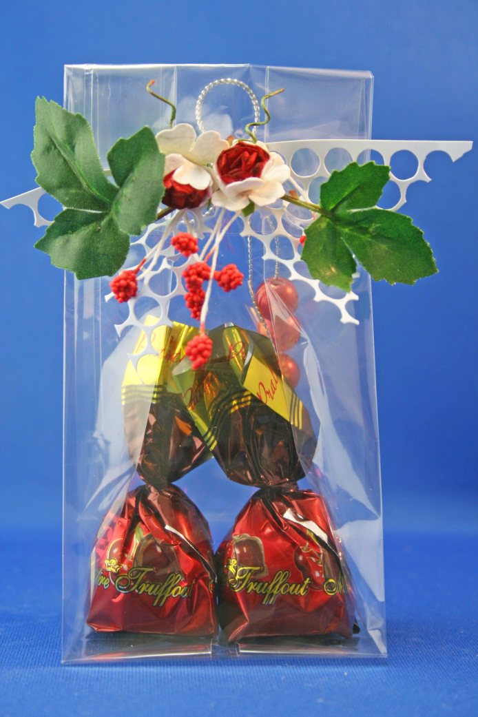 Handmade Christmas Gifts: Treat Bags with Punchinello Ribbon Bows how to make a christmas bow