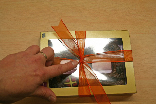 Holiday Gift Wrapping: How to tie ribbon around a gift box. Beautiful Ribbon Around a Gift Box