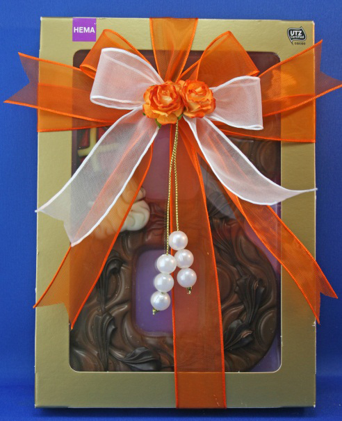 Holiday Gift Wrapping: How to tie ribbon around a gift box. Gorgeous Holiday Gift Wrapping