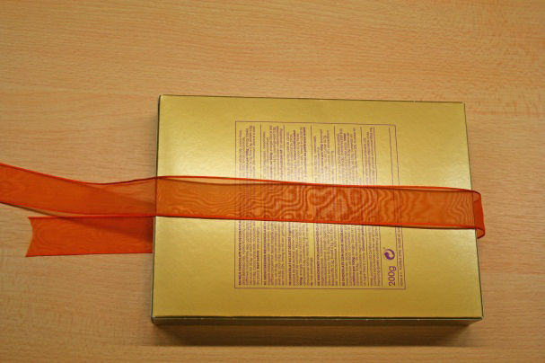 Holiday Gift Wrapping: How to tie ribbon around a gift box. Gift Box with Ribbon