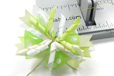 How to make a simple bow out of ribbon