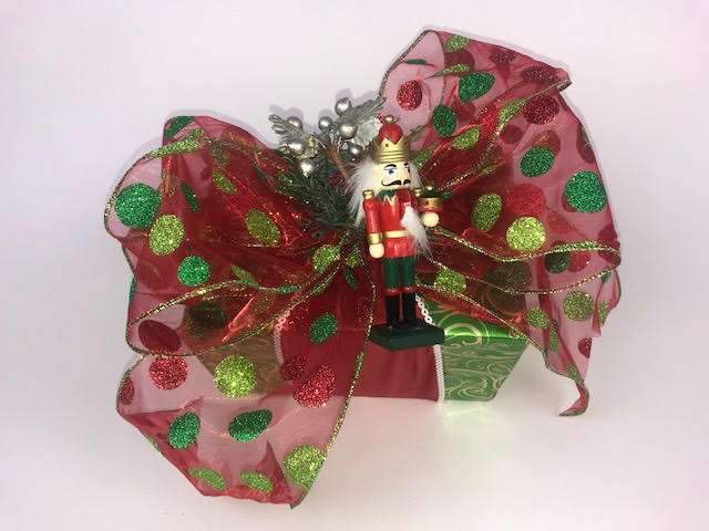 PRETTY BOW FOR A GIFT WRAP