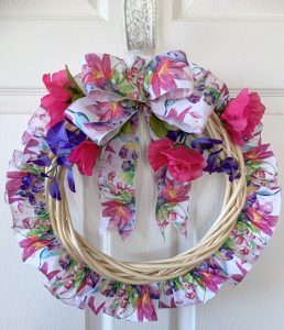 How to make an amazing ruffle ribbon and bow wreath : Bowdabra