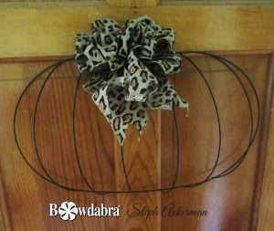 How to make a super simple pumpkin wall hanging with Bowdabra