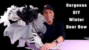 Video DIY how to make the best winter-themed door bow