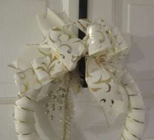 How to make a beautiful ribbon-wrapped wreath with a stunning bow