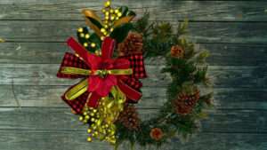 Video DIY how to make a super easy seasonal wreath