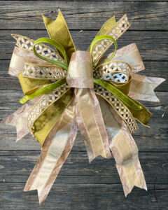 Video DIY – How to make a gorgeous tree-top bow