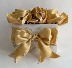 How to easily make beautiful ribbon roses in a gift box